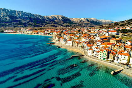 Panorama miasta Baška w Chorwacji z lotu ptaka.