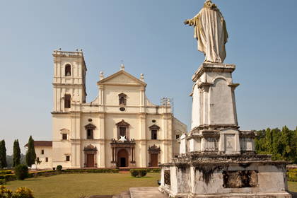 Fasada Bazyliki Bom Jesus w Goa z posągiem Jezusa.