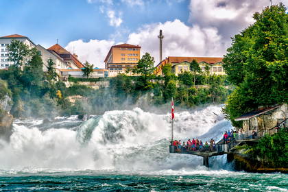 Rheinfall, wodospad na Renie w Szwajcarii i platforma widokowa.