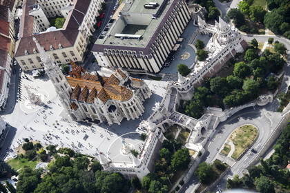 Bazylika św. Macieja i Baszta Rybacka w Budapeszcie, widok z lotu ptaka.
