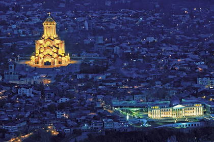 Nocna panorama Tbilisi z katedrą Sameba i pałacem prezydenckim.