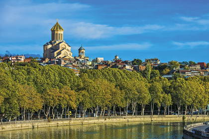 Widok na Tbilisi z katedrą Sameba i rzeką Kura.