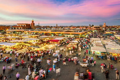 Panorama placu Jemaa el-Fna w Marrakeszu o zmierzchu.