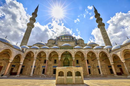 Meczet Sulejmana w Stambule z minaretami i dziedzińcem.