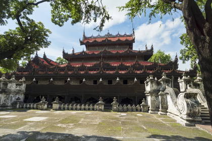Klasztor Shwenandaw Kyaung w Mandalay, Birma.