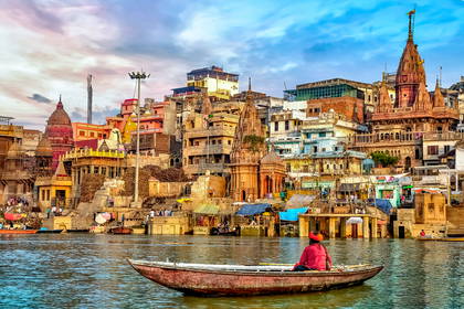Widok na Varanasi z łodzi na Gangesie.