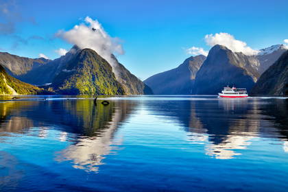 Fiord Milford Sound i statek wycieczkowy.