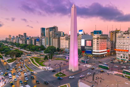 Obelisk w Buenos Aires na tle budynków i ulic.
