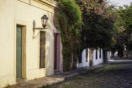 Ulica w Colonia del Sacramento z brukowaną nawierzchnią i zabytkowymi budynkami.