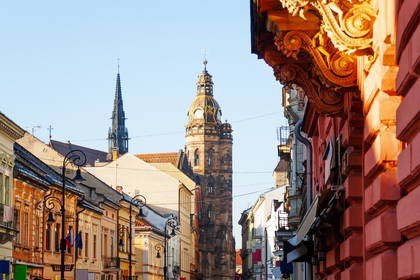 Ulica w Koszycach z widoczną w tle wieżą katedry św. Elżbiety.