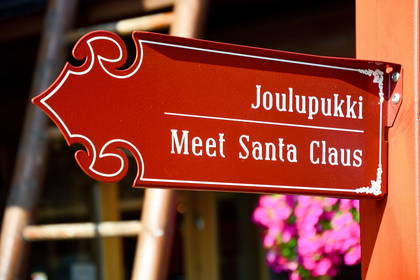 Czerwony znak z napisami "Joulupukki" i "Meet Santa Claus".