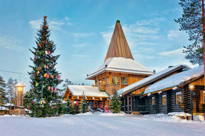 Świąteczna sceneria w Wiosce Świętego Mikołaja w Rovaniemi.