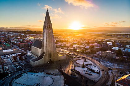 Kościół Hallgrímskirkja w Reykjaviku o zachodzie słońca (widok z lotu ptaka).