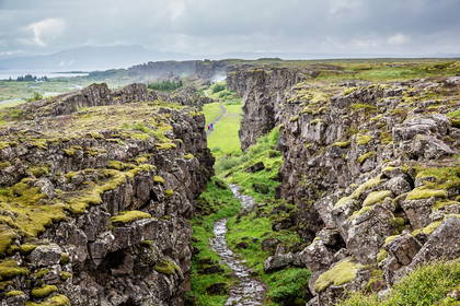 Kamienny szlak w Parku Narodowym Þingvellir, Islandia.