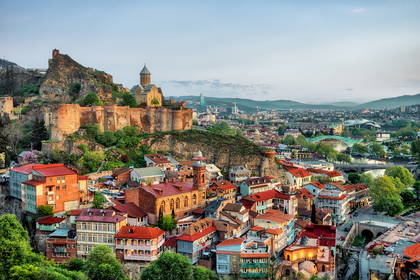 Panorama Tbilisi z twierdzą Narikala i kościołem świętego Mikołaja.