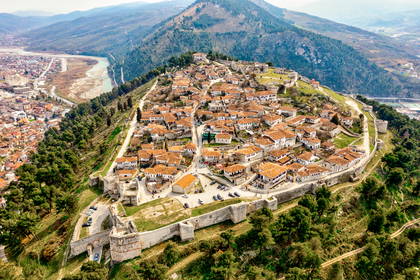 Widok z lotu ptaka na albańskie miasto Gjirokastër.