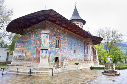 Malowidła na ścianach mołdawskiego monasteru Voronet.