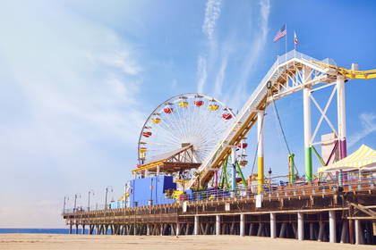 Santa Monica Pier z diabelskim młynem i kolejką.