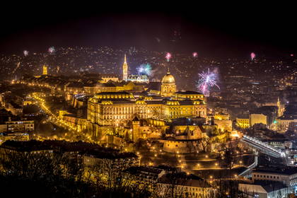 Nocna panorama Budapesztu: Zamek Królewski i fajerwerki.