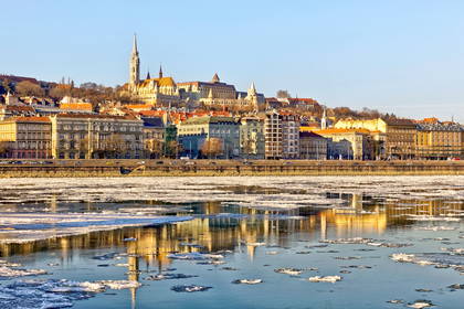 Panorama Budapesztu i zamarznięty Dunaj.