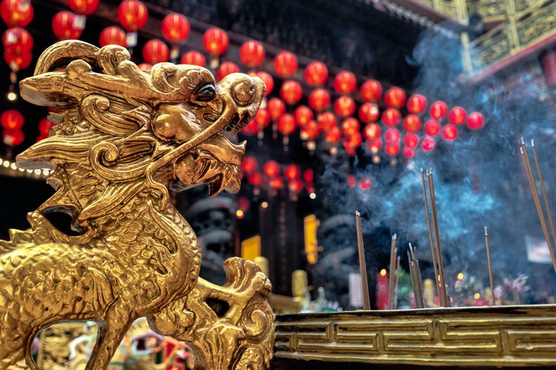 Złoty smok i kadzidła w świątyni.
