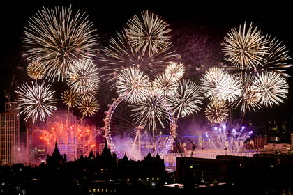 Nocny pokaz fajerwerków nad Londynem z widokiem na London Eye.