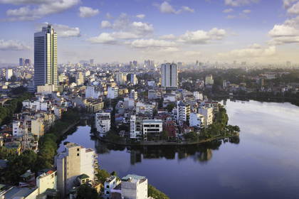Panorama Hanoi w Wietnamie z jeziorem i zabudową miejską.
