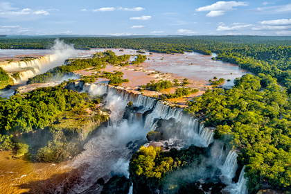 Widok z lotu ptaka na wodospady Iguazú.