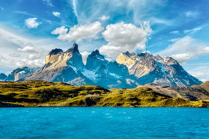 Masyw Torres del Paine w Chile odbija się w turkusowej wodzie jeziora.
