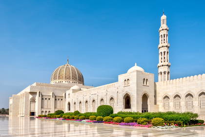 Wielki Meczet Sułtana Kabusa w Muskacie, Oman. Widok na budowlę z kopułą i minaretem.