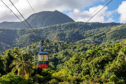 Kolejka linowa Teleférico de Puerto Plata z górą Isabel de Torres w tle.