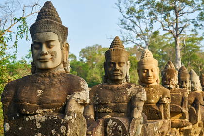 Rząd kamiennych posągów w Angkor Thom, Kambodża.