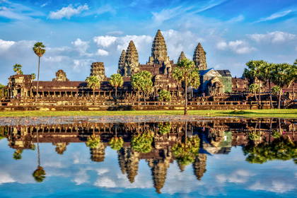 Angkor Wat odbijający się w wodzie.