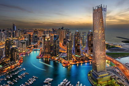 Panorama nocnego Dubaju.