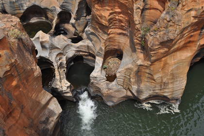 Widok z góry na rzekę Blyde w Bourke's Luck Potholes.