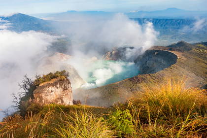 Krajobraz wulkanu Kawah Ijen z turkusowym jeziorem w kraterze.