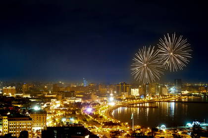 Panorama Baku nocą z fajerwerkami.