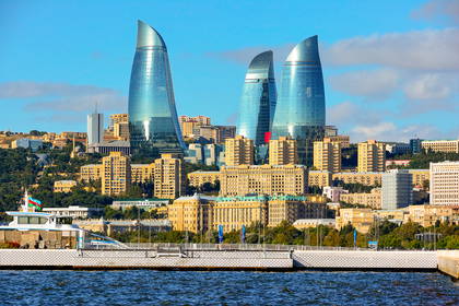 Panorama Baku w Azerbejdżanie z widocznymi wieżami Flame Towers.
