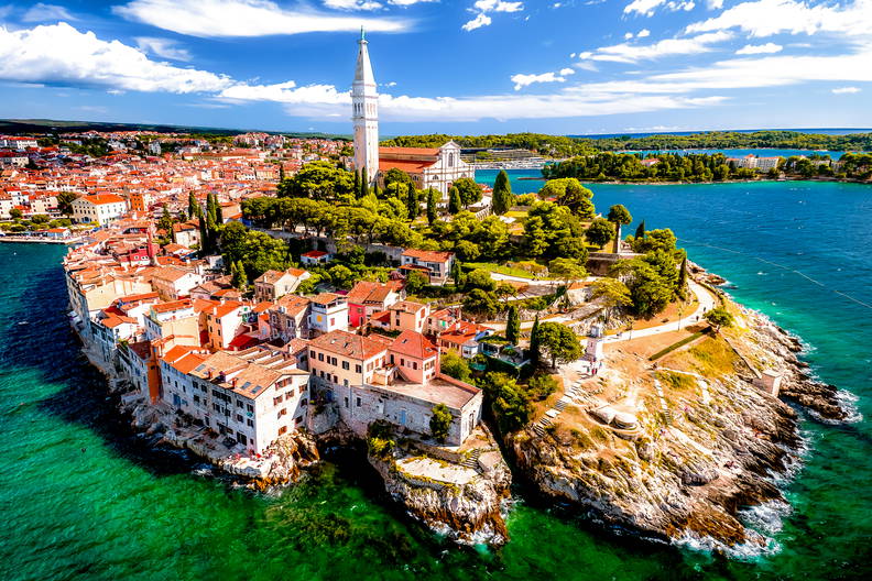 Widok z lotu ptaka na chorwackie miasto Rovinj.