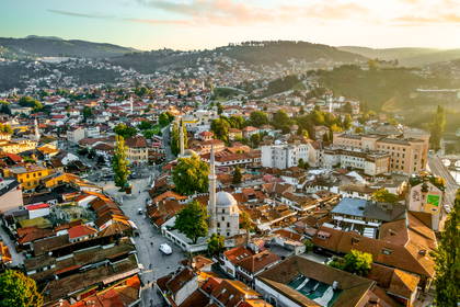 Panorama Sarajewa z meczetem Gazi Husrev-bega.