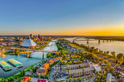 Panorama Memphis z charakterystyczną piramidą i mostem na rzece Missisipi.