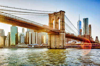 Most Brookliński i panorama Manhattanu widziane z rzeki.