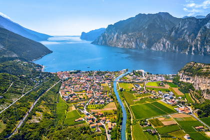 Panorama Riva del Garda: miasto nad jeziorem u podnóża gór.