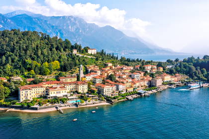 Bellagio nad jeziorem Como we Włoszech sfotografowane z lotu ptaka.