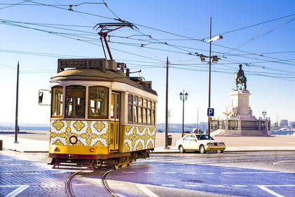 Tramwaj linii 28 w Lizbonie na tle placu Praça do Comércio.
