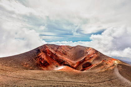 Etna: widok na krater i chmury.