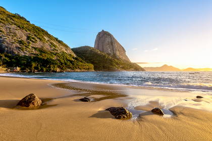 Plaża w Rio de Janeiro z widokiem na Głowę Cukru.