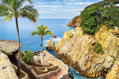 La Quebrada w Acapulco: klif, ocean i ścieżka widokowa.