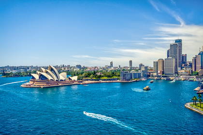 Opera w Sydney i zatoka.