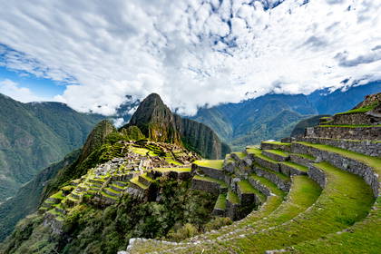 Machu Picchu: starożytne kamienne ruiny w Andach Peruwiańskich.